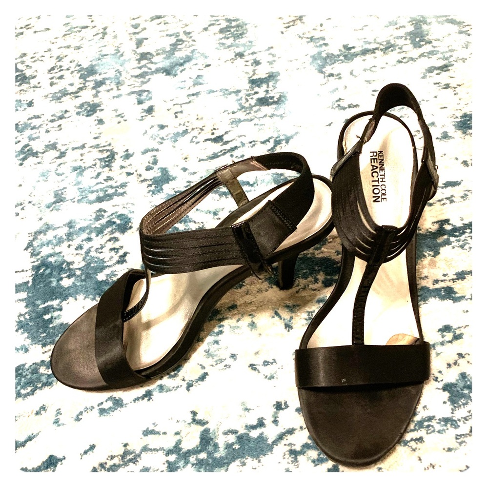 Black ankle shot heel pump.